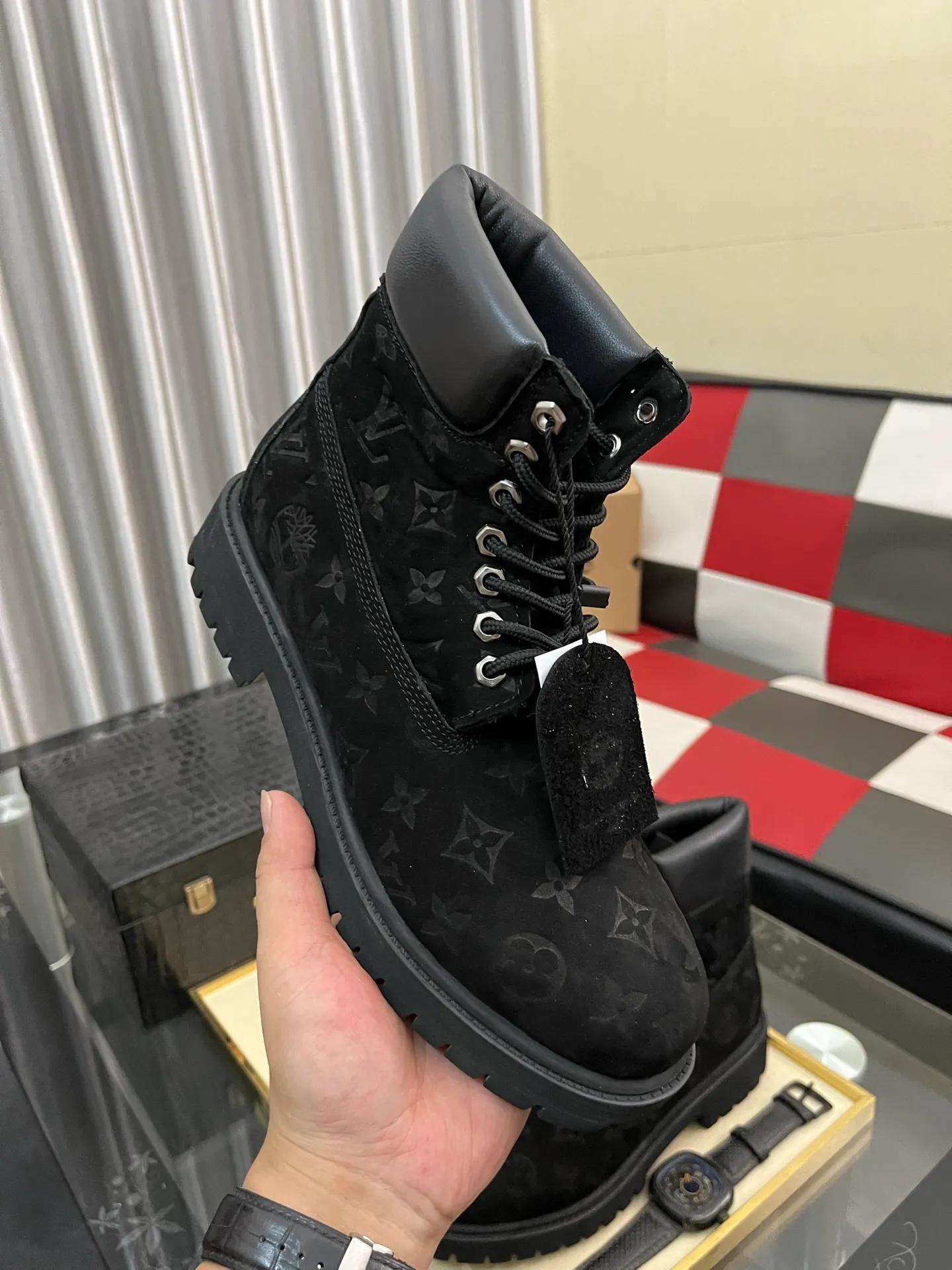 Ex-factory price: 458⌚️⌚️LV x Timberland Timberland joint model Presbyopia Embossed Rhubarb Boots Ankle Boots Short Boots LV x Timberland ankle boots are made of Monogram embossed waterproof nubuck cow leather, relying on the brand's exquisite craftsmanship to carefully reshape the classic Timberland 6-inch boot shape in Italy, with an eye-catching American workwear style. Created by Pharrell Williams 2025 autumn and winter menswear show. Monogram embossed tongue, original Timberland laces and outsole are exquisite details, and the leather label expresses the cooperation logo. Exquisite packaging at the delivery counter🛍📦 ▪️Material: Original customized imported first-layer cowhide ▪️Inner lining: Original customized leather lining/mesh lining ▪️Outsole: Original molded rubber material ▪️Sole thickness: 3.5CM ▪️Size: 38-44